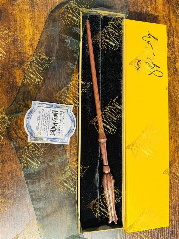 VARITA OLLIVANDERS FIRMADA POR LUNA LOVEGOOD (EVANNA LYNCH)