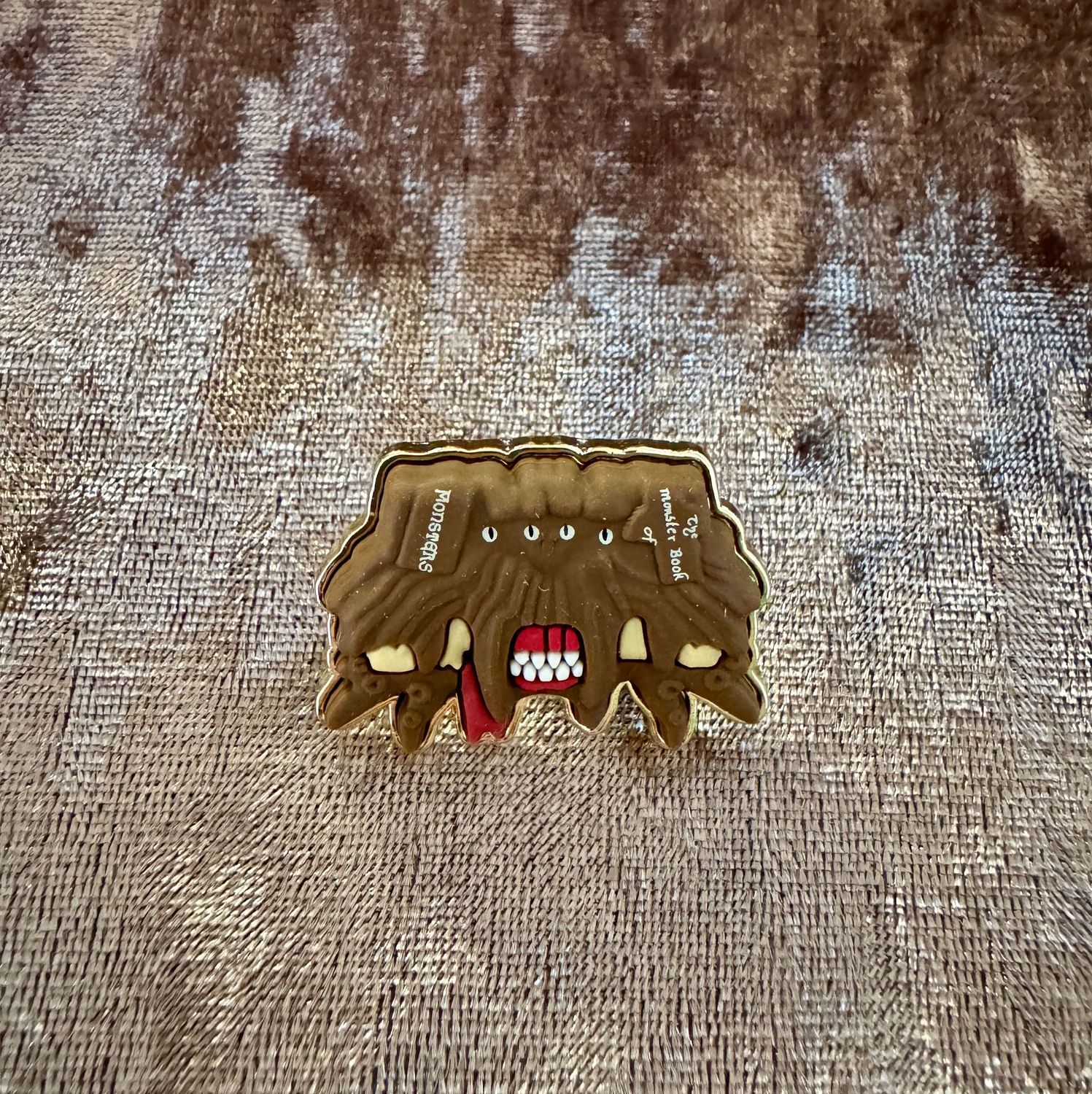 PIN LIBRO MONSTRUOSO HARRY POTTER