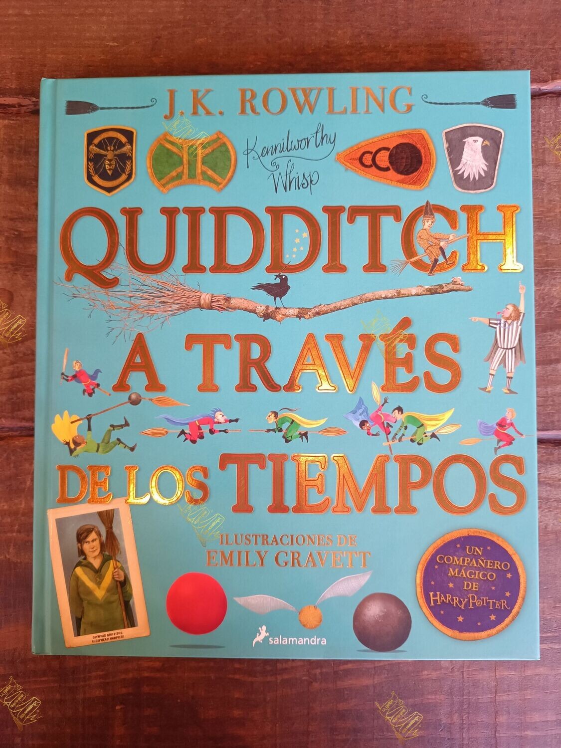 LIBRO QUIDDITCH A TRAVES DE LOS TIEMPOS ILUSTRADA FIRMADO POR EMILY GRAVETT