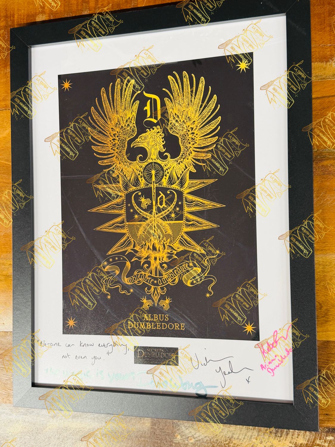 LITOGRAFIA ENMARCADA DEL EMBLEMA DUMBLEDORE FIRMADA POR BUNTY (VICTORIA YEATES), LIU TAO (DAVE WONG) & ARIANA DUMBLEDORE (HEBE BEARDSALL)