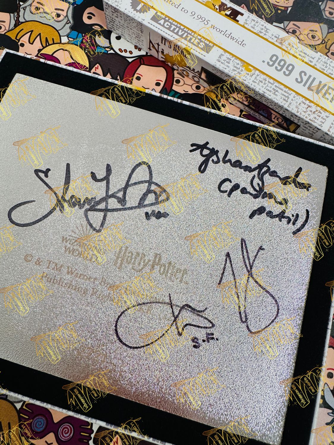 REPLICA DE LA INVITACION PARA EL YULE FIRMADO POR SEAMUS FINNIGAN (DEVON MURRAY), VIKTOR KRUM (STAN YANEVSKI) & POR PADMA PATIL (AFSHAN AZAD)