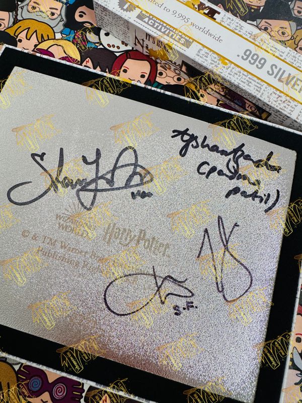 REPLICA DE LA INVITACION PARA EL YULE FIRMADO POR SEAMUS FINNIGAN (DEVON MURRAY), VIKTOR KRUM (STAN YANEVSKI) & POR PADMA PATIL (AFSHAN AZAD)