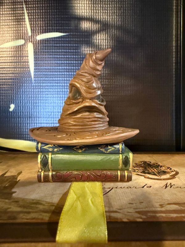 MINI FIGURA SOMBRERO SELECCIONADOR DISEÑADO POR JIM SHORE HARRY POTTER ENESCO
