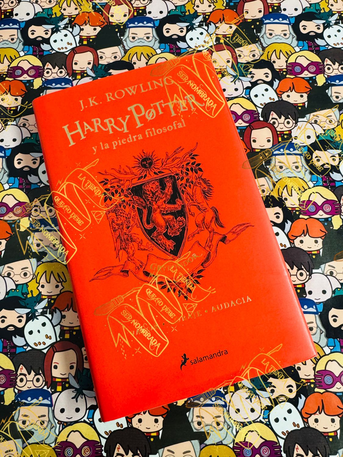 LIBRO EDICION GRYFFINDOR "HARRY POTTER & LA PIEDRA FILOSOFAL FIRMADO POR OLIVER WOOD (SEAN BIGGERSTAFF), POR PADMA PATIL (AFSHAN AZAD) & POR KATIE BELL (GEORGINA LEONIDAS)