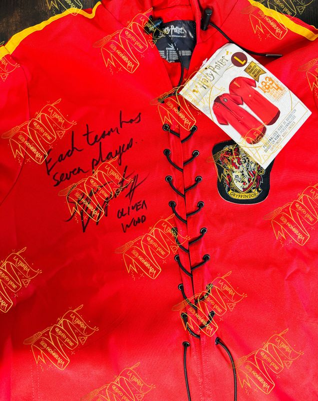TUNICA QUIDDITCH GRYFFINDOR FIRMADA POR OLIVER WOOD (SEAN BIGGERSTAFF)