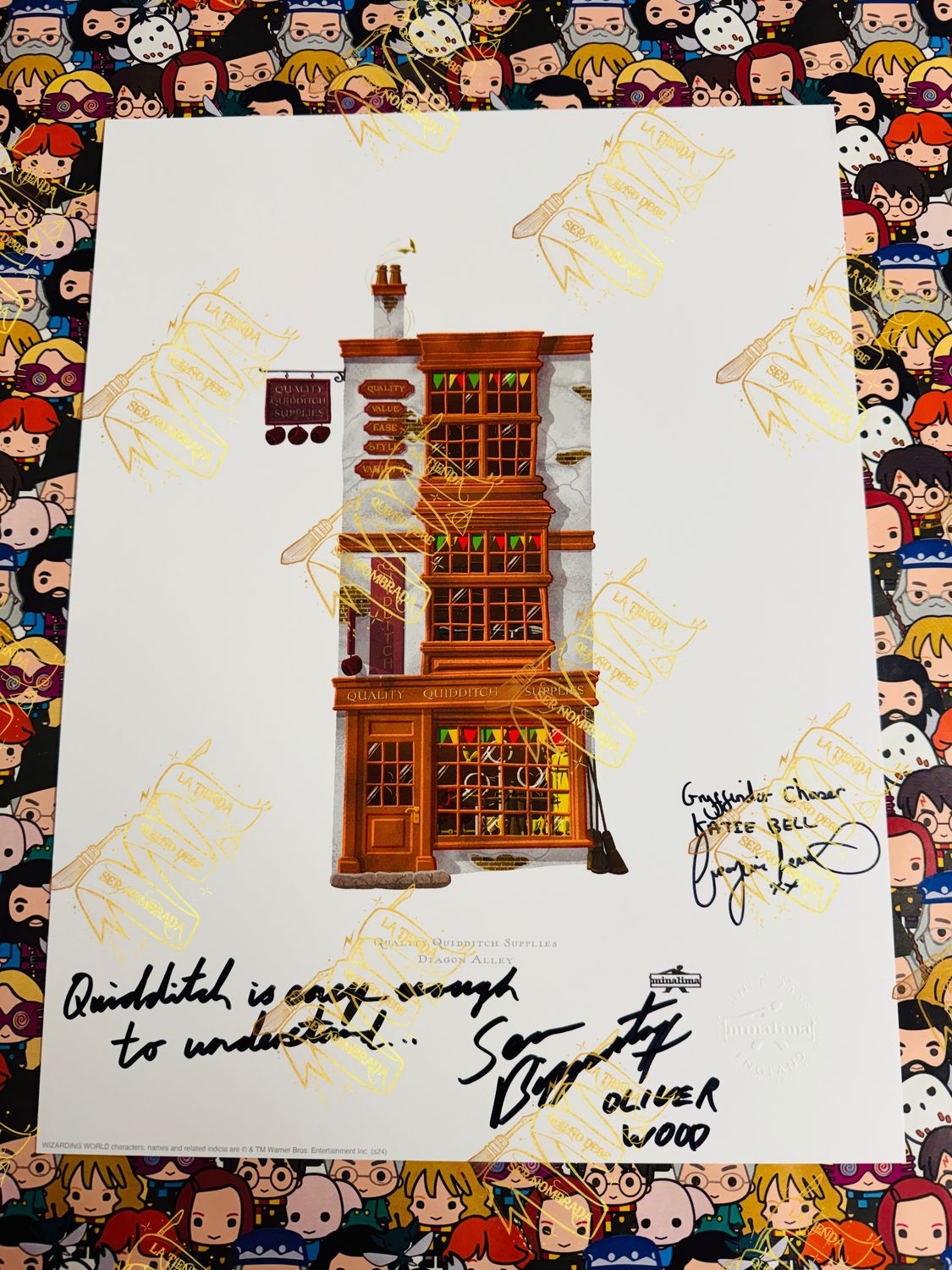 LITOGRAFIA EXCLUSIVA MINALIMA QUIDDITCH SUPPLIES FIRMADA POR OLIVER WOOD (SEAN BIGGERSTAFF) & KATIE BELL (GEORGINA LEONIDAS)
