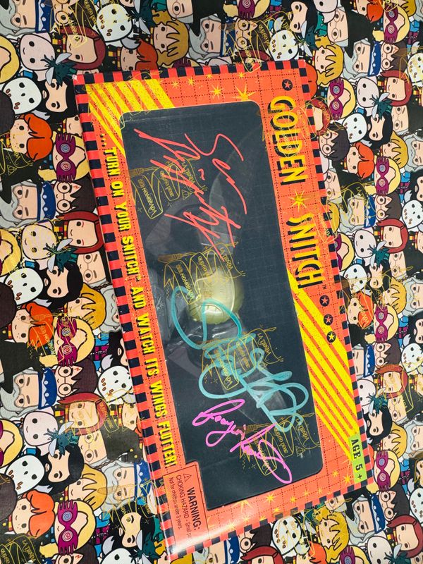 REPLICA SNITCH DORADA INTERACTIVA FIRMADA POR VIKTOR KRUM (STAN YANEVSKI), OLIVER WOOD (SEAN BIGGERSTAFF) & KATIE BELL (GEORGINA LEONIDAS)