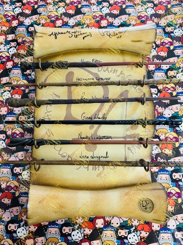 EXPOSITOR EJERCITO DE DUMBLEDORE FIRMADO POR PADMA PATIL (AFSHAN AZAD) & POR KATIE BELL (GEORGINA LEONIDAS) + 6 VARITAS DE NOBLE COLLECTION