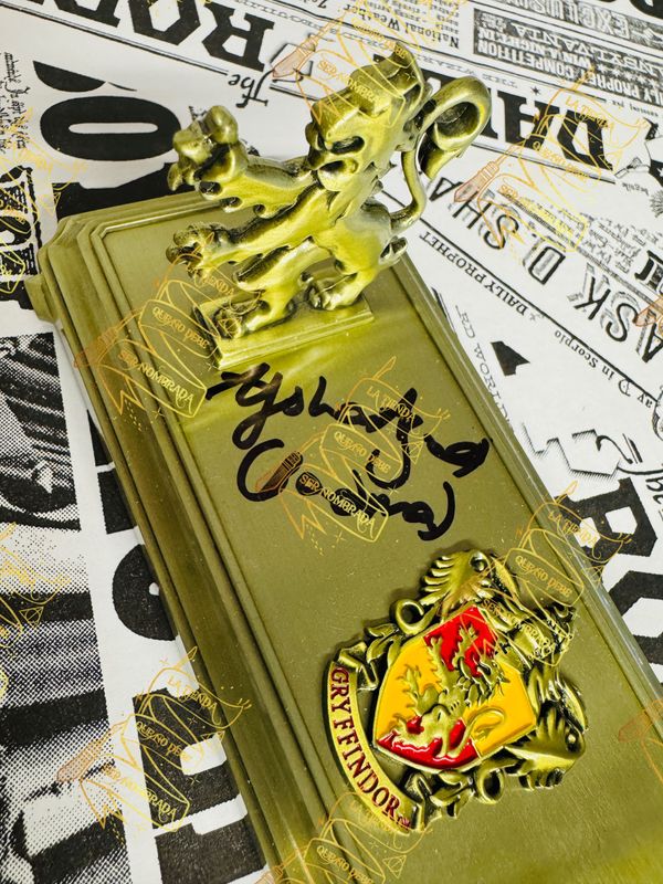 SOPORTE VARITA GRYFFINDOR FIRMADO POR PADMA PATIL (AFSHAN AZAD)