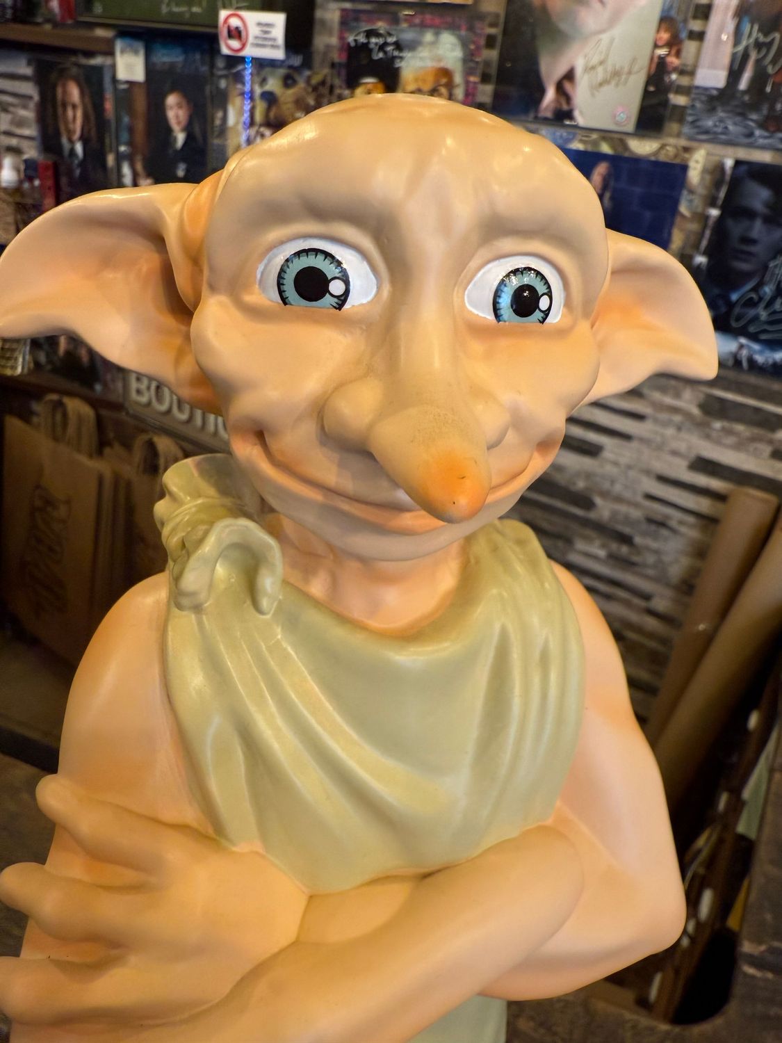 ESCULTURA  DOBBY CON BASE 45CM HARRY POTTER