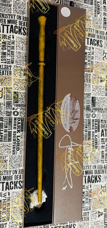 VARITA FIRMADA POR LUCIUS MALFOY ( JASON ISAACS )