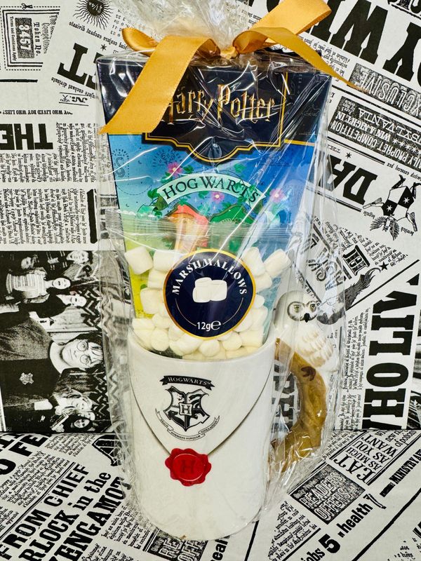 TAZA EXCLUSIVA CARTA DE ACEPTACION & HEDWIG CON CHOCOLATE CAMBIA COLOR MAGICO & NUBES HARRY POTTER