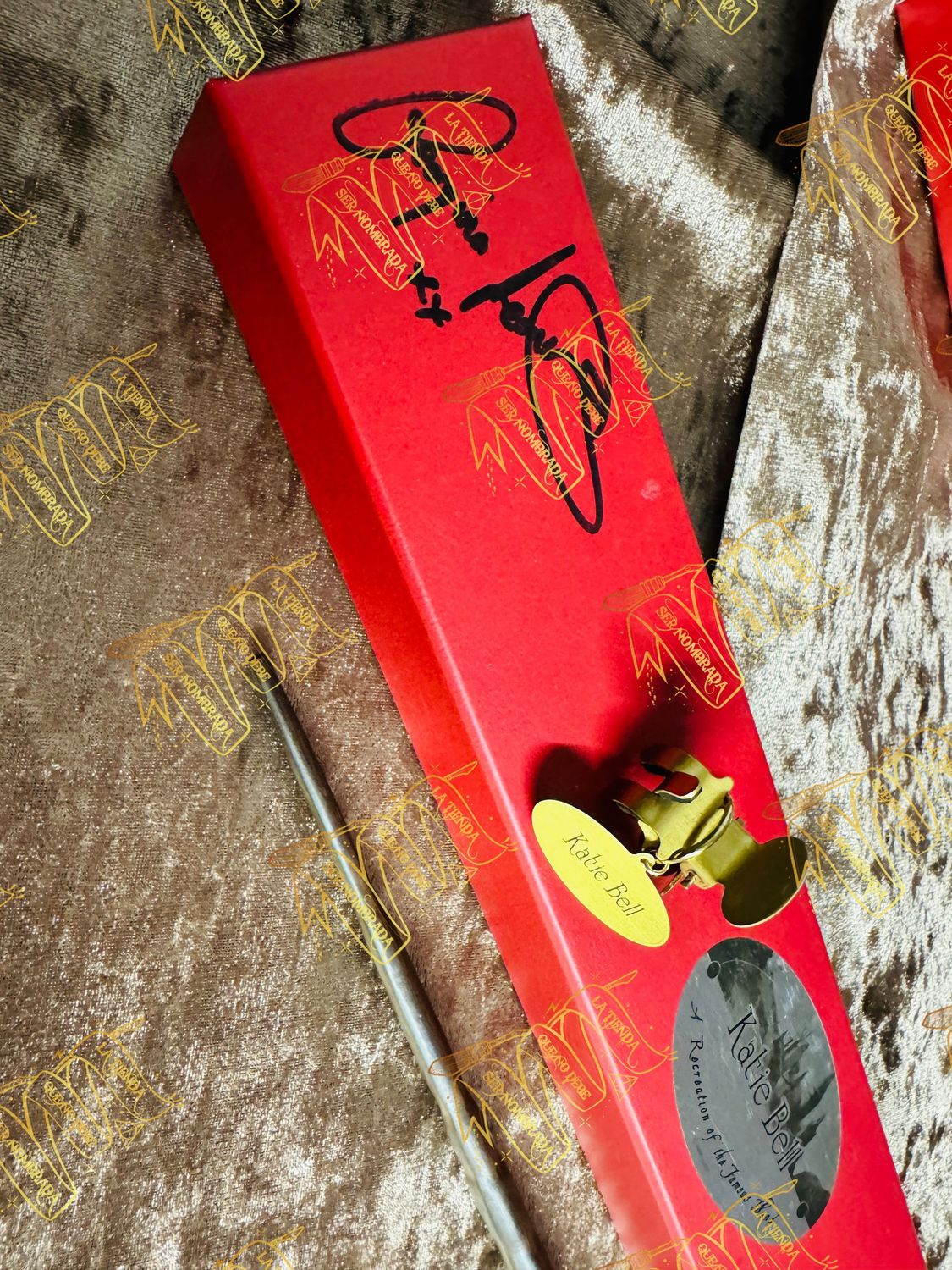 VARITA FIRMADA POR KATIE BELL (GEORGINA LEONIDAS)