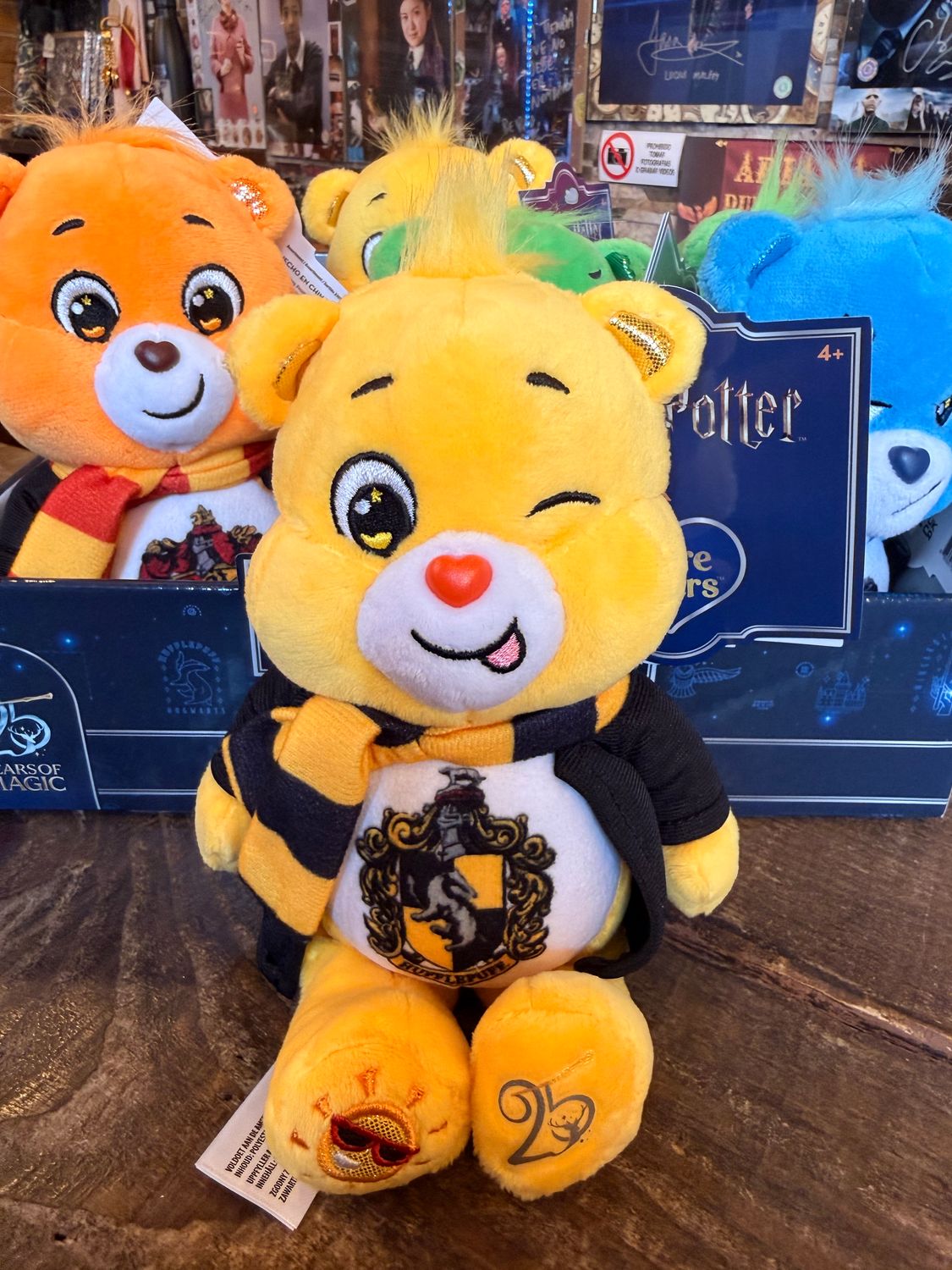 PELUCHE OSO AMOROSO HUFFLEPUFF ESPECIAL 25 ANIVERSARIO HARRY POTTER