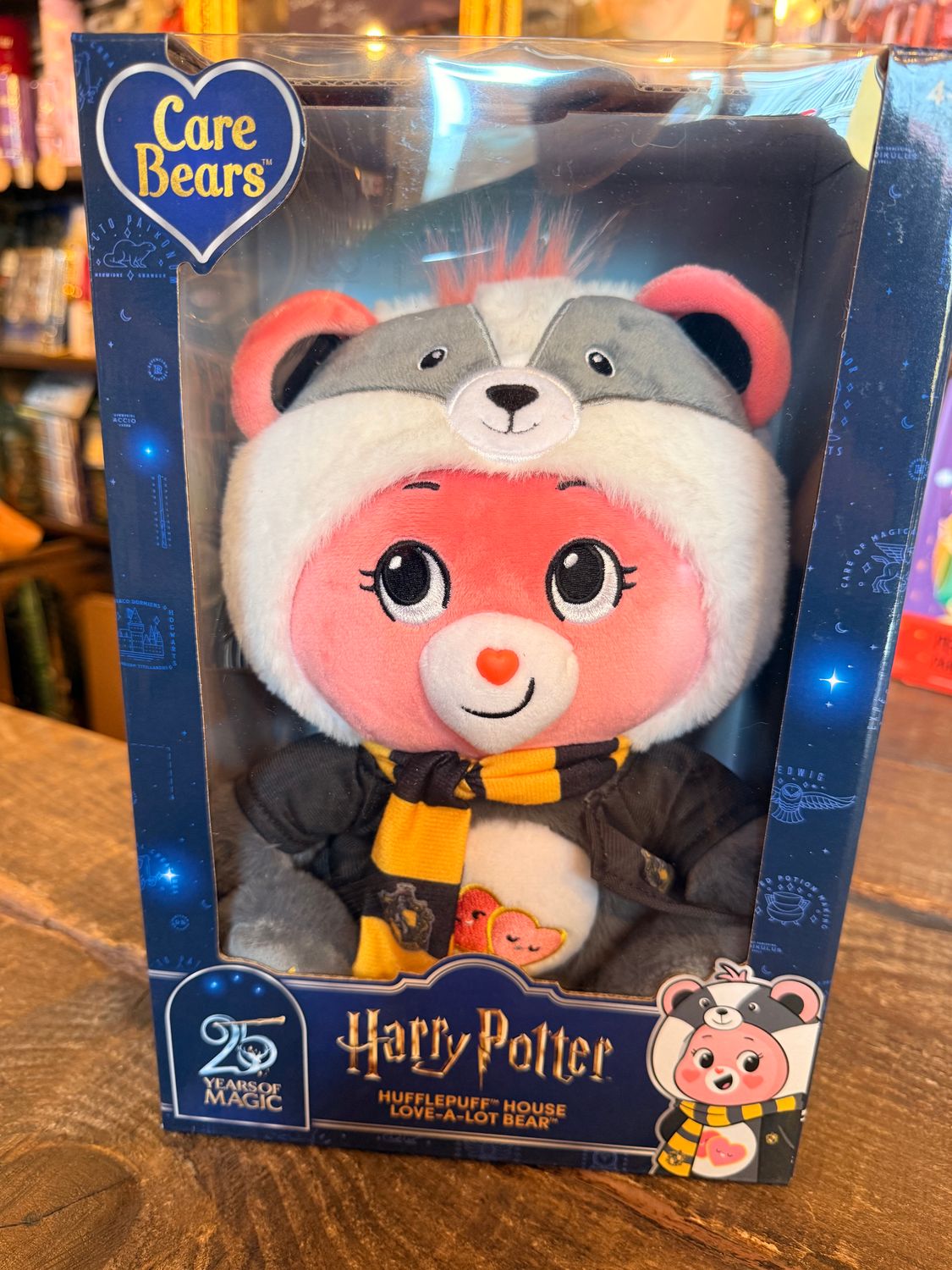 PREVENTA - PELUCHE OSO AMOROSO HUFFLEPUFF CAPUCHA TEJON ESPECIAL 25 ANIVERSARIO HARRY POTTER