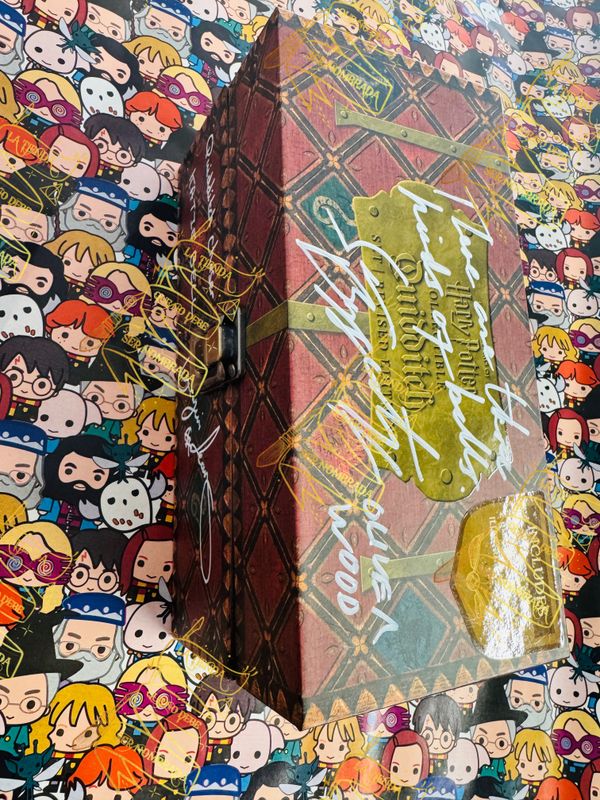 REPLICA BAUL QUIDDITCH FIRMADO POR OLIVER WOOD (SEAN BIGGERSTAFF) & KATIE BELL (GEORGINA LEONIDAS)