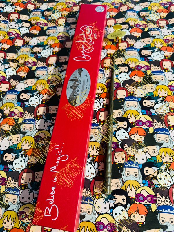 VARITA FIRMADA POR KATIE BELL (GEORGINA LEONIDAS)