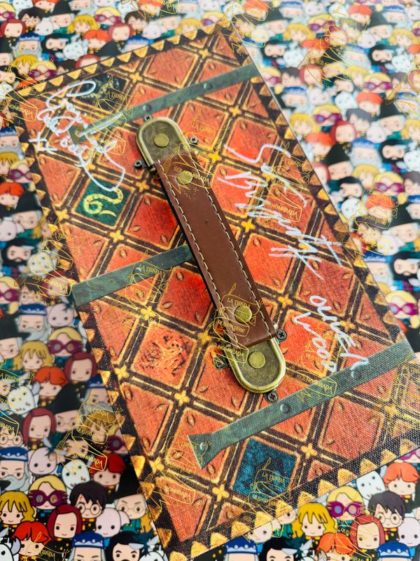 REPLICA BAUL DELUXE FIRMADO POR OLIVER WOOD (SEAN BIGGERSTAFF) & KATIE BELL (GEORGINA LEONIDAS)