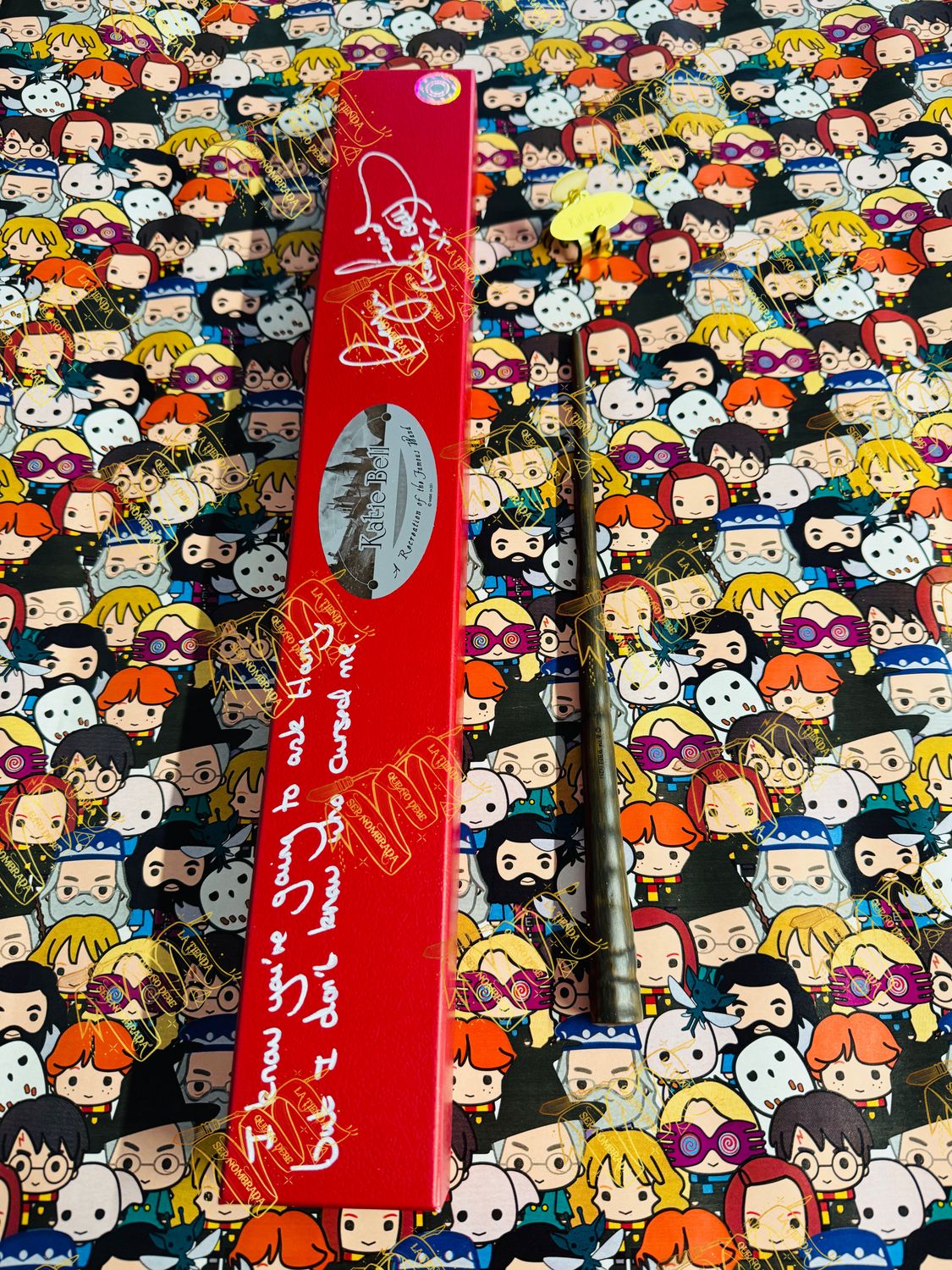 VARITA FIRMADA POR KATIE BELL (GEORGINA LEONIDAS)