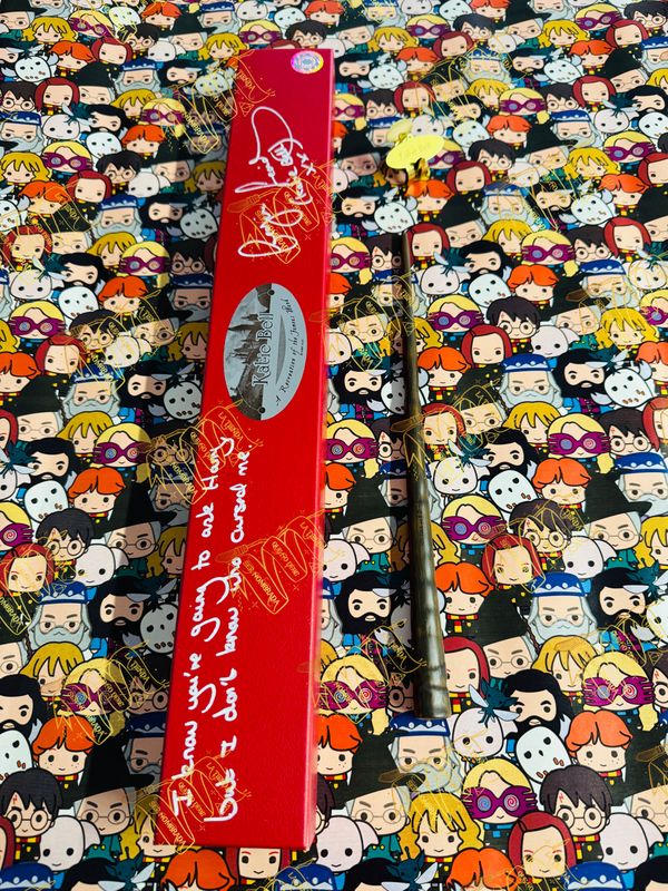 VARITA FIRMADA POR KATIE BELL (GEORGINA LEONIDAS)