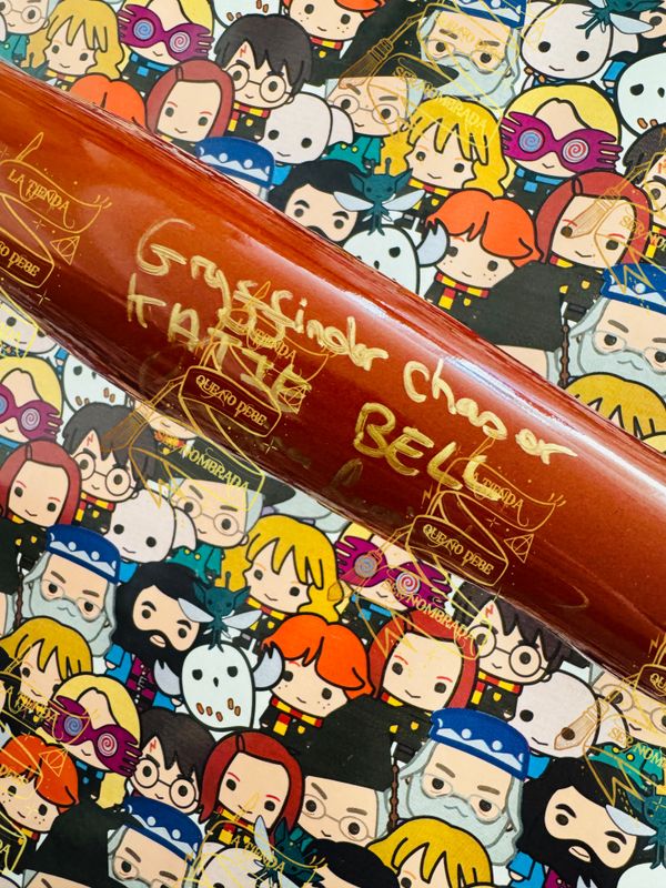 REPLICA SAETA DE FUEGO FIRMADA POR KATIE BELL (GEORGINA LEONIDAS)