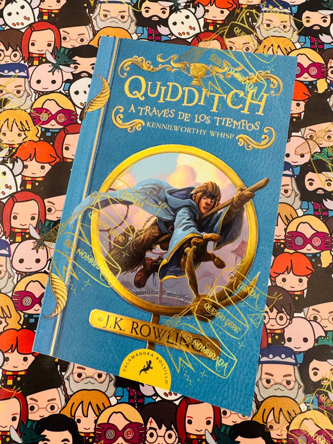 LIBRO QUIDDITCH A TRAVES DE LOS TIEMPOS FIRMADO POR OLIVER WOOD (SEAN BIGGERSTAFF) & POR KATIE BELL (GEORGINA LEONIDAS)