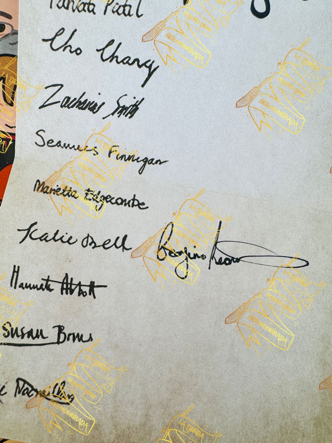 FOLLETO DUMBLEDORE´S ARMY FIRMADO POR PADMA PATIL (AFSHAN AZAD) & POR KATIE BELL (GEORGINA LEONIDAS)