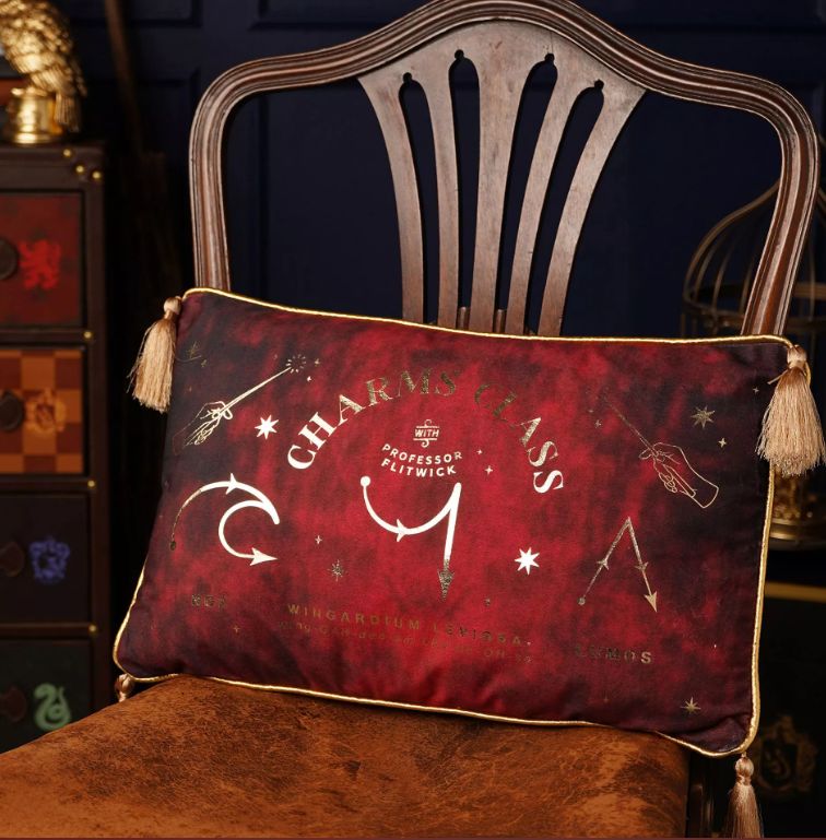 PREVENTA - COJIN TERCIOPELO CLASE ENCANTAMIENTOS HARRY POTTER