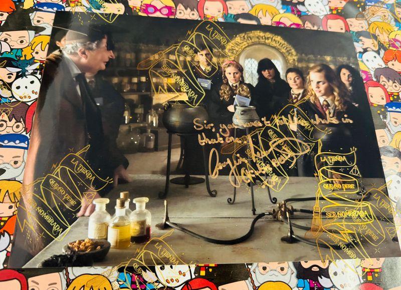 FOTOGRAFIA FIRMADO POR KATIE BELL (GEORGINA LEONIDAS)