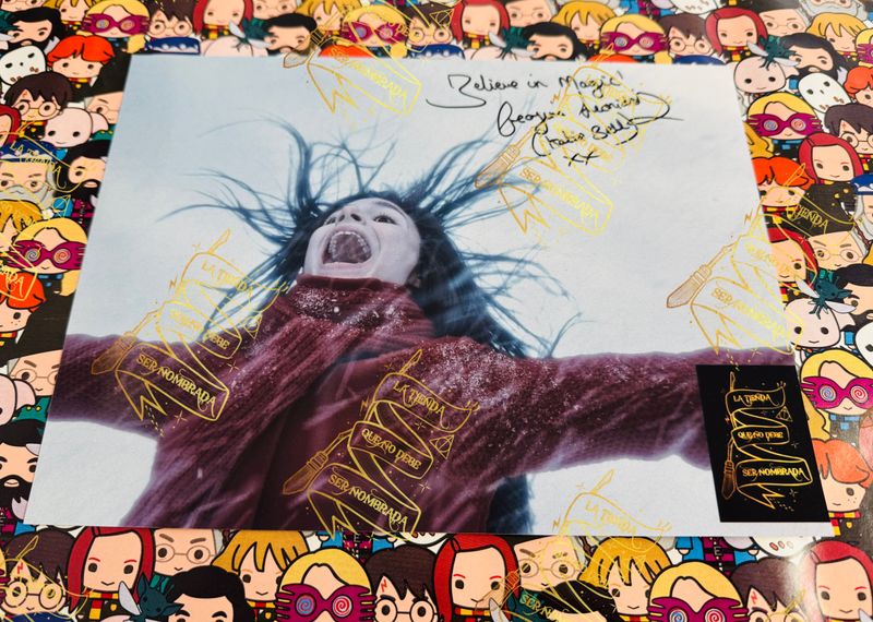 FOTOGRAFIA FIRMADO POR KATIE BELL (GEORGINA LEONIDAS)