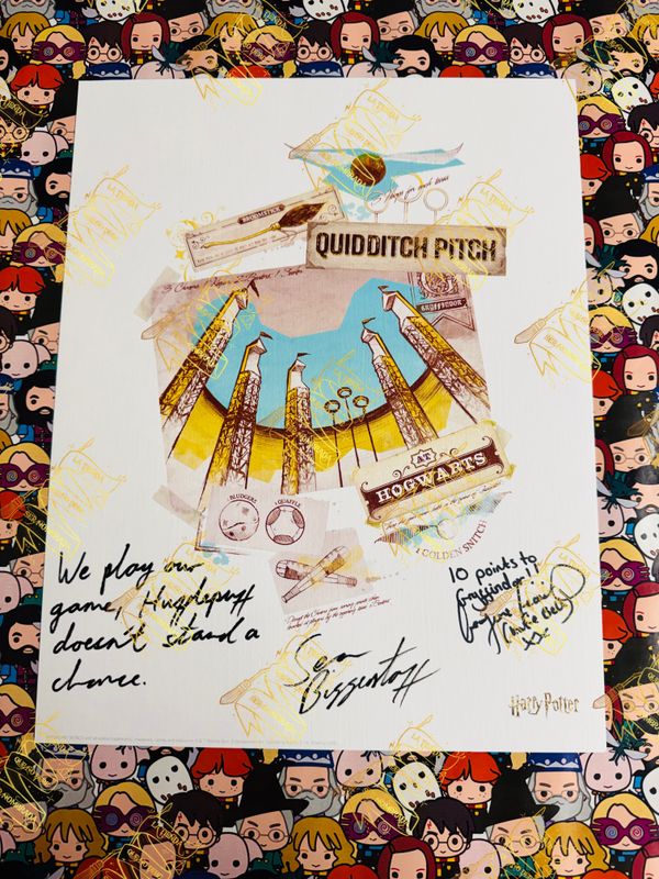 LITOGRAFIA QUIDDITCH FIRMADA POR OLIVER WOOD (SEAN BIGGERSTAFF) & KATIE BELL (GEORGINA LEONIDAS)