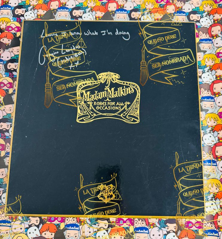 REPLICA DESCATALOGADA BUFANDA MADAM MALKIN´S FIRMADA POR KATIE BELL (GEORGINA LEONIDAS)