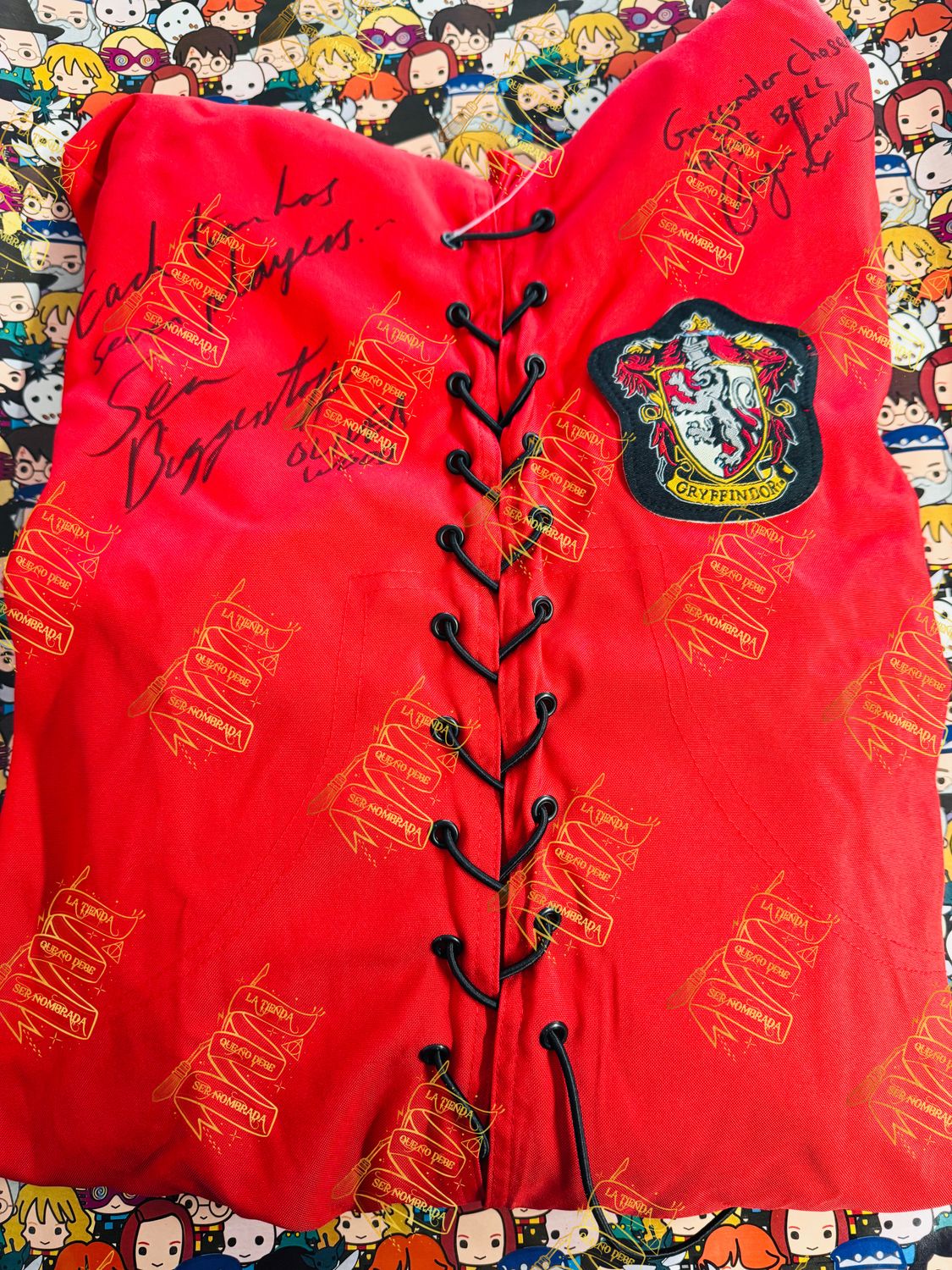 TUNICA QUIDDITCH GRYFFINDOR FIRMADA POR OLIVER WOOD (SEAN BIGGERSTAFF) & POR KATIE BELL (GEORGINA LEONIDAS)