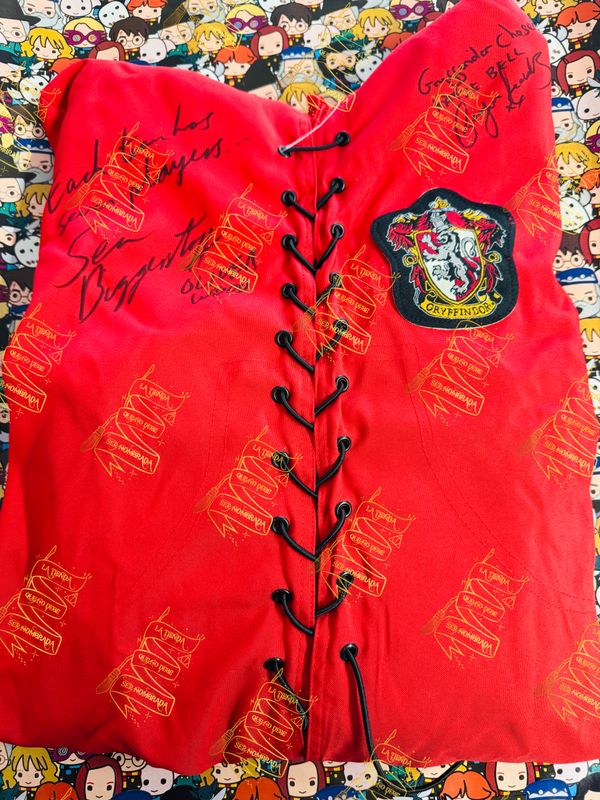 TUNICA QUIDDITCH GRYFFINDOR FIRMADA POR OLIVER WOOD (SEAN BIGGERSTAFF) & POR KATIE BELL (GEORGINA LEONIDAS)