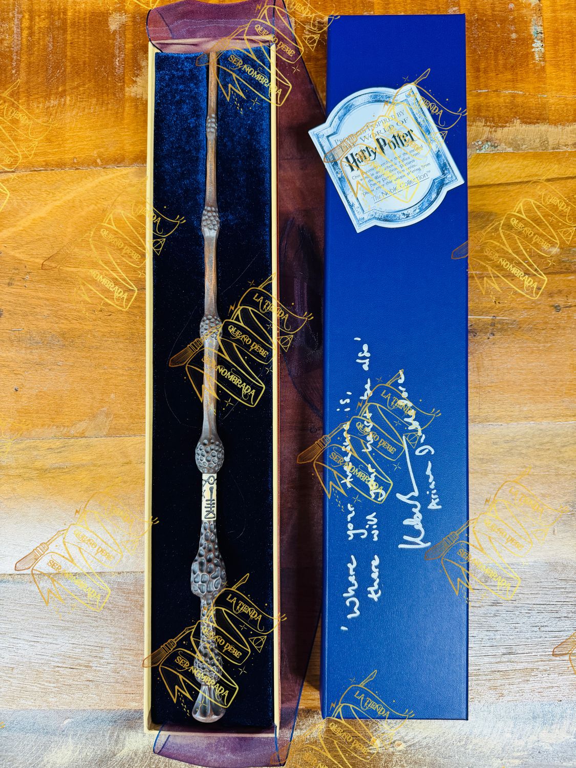 VARITA OLLIVANDER´S ALBUS DUMBLEDORE FIRMADA POR ARIANA DUMBLEDORE (HEBE BEARDSALL)