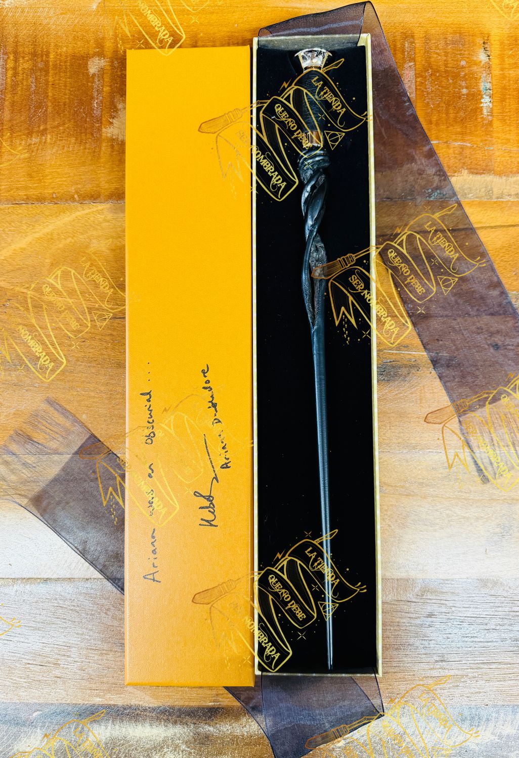 PRIMERA VARITA OLLIVANDER´S ALBUS DUMBLEDORE FIRMADA POR ARIANA DUMBLEDORE (HEBE BEARDSALL)