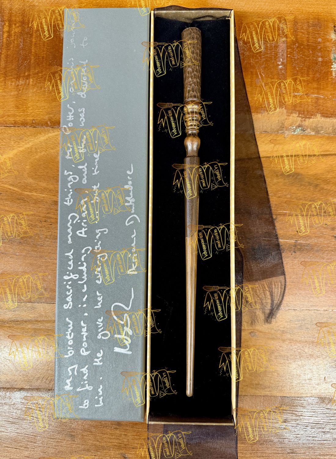 VARITA OLLIVANDER´S ABERFORTH DUMBLEDORE FIRMADA POR ARIANA DUMBLEDORE (HEBE BEARDSALL)