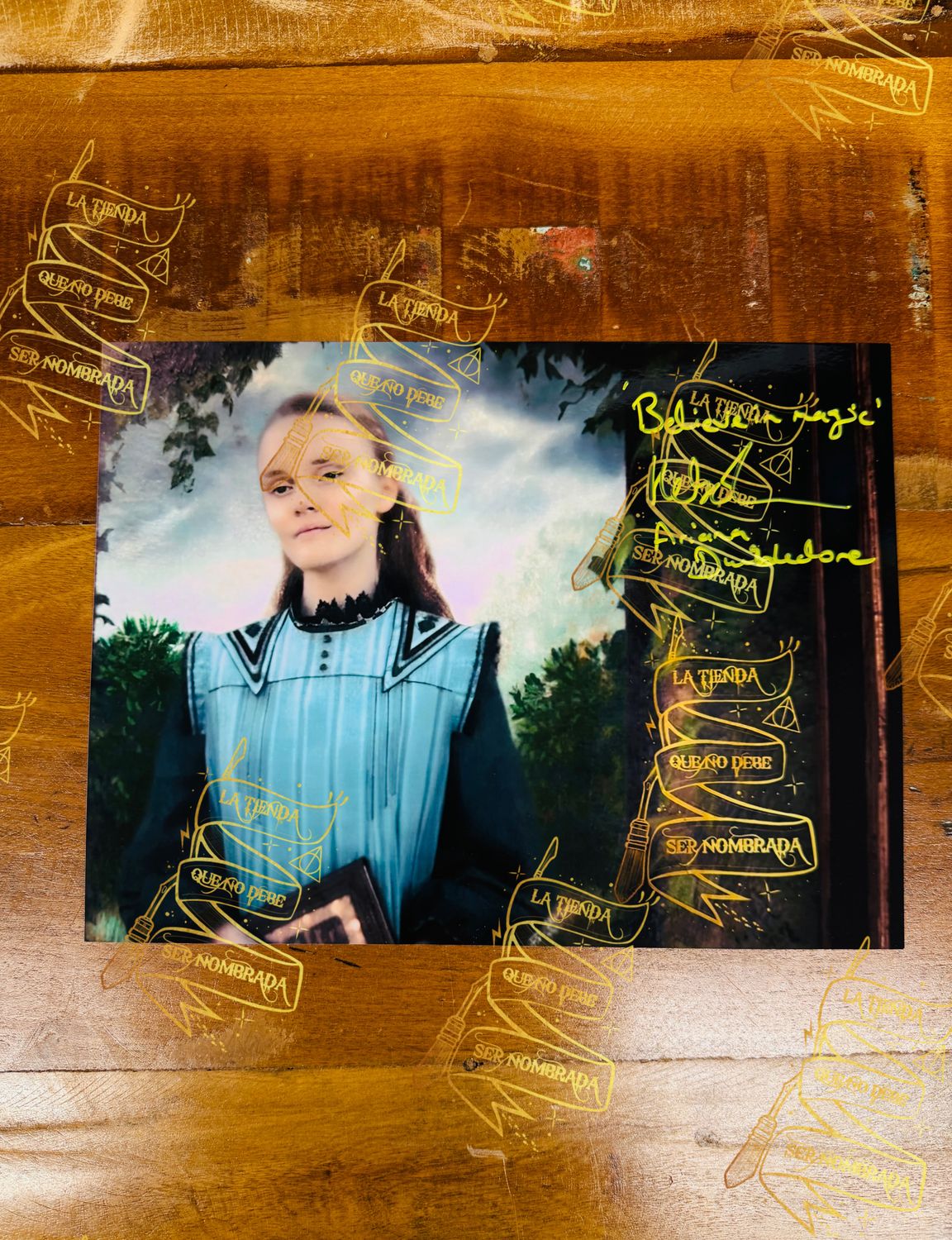 FOTOGRAFIA FIRMADA POR ARIANA DUMBLEDORE (HEBE BEARDSALL)