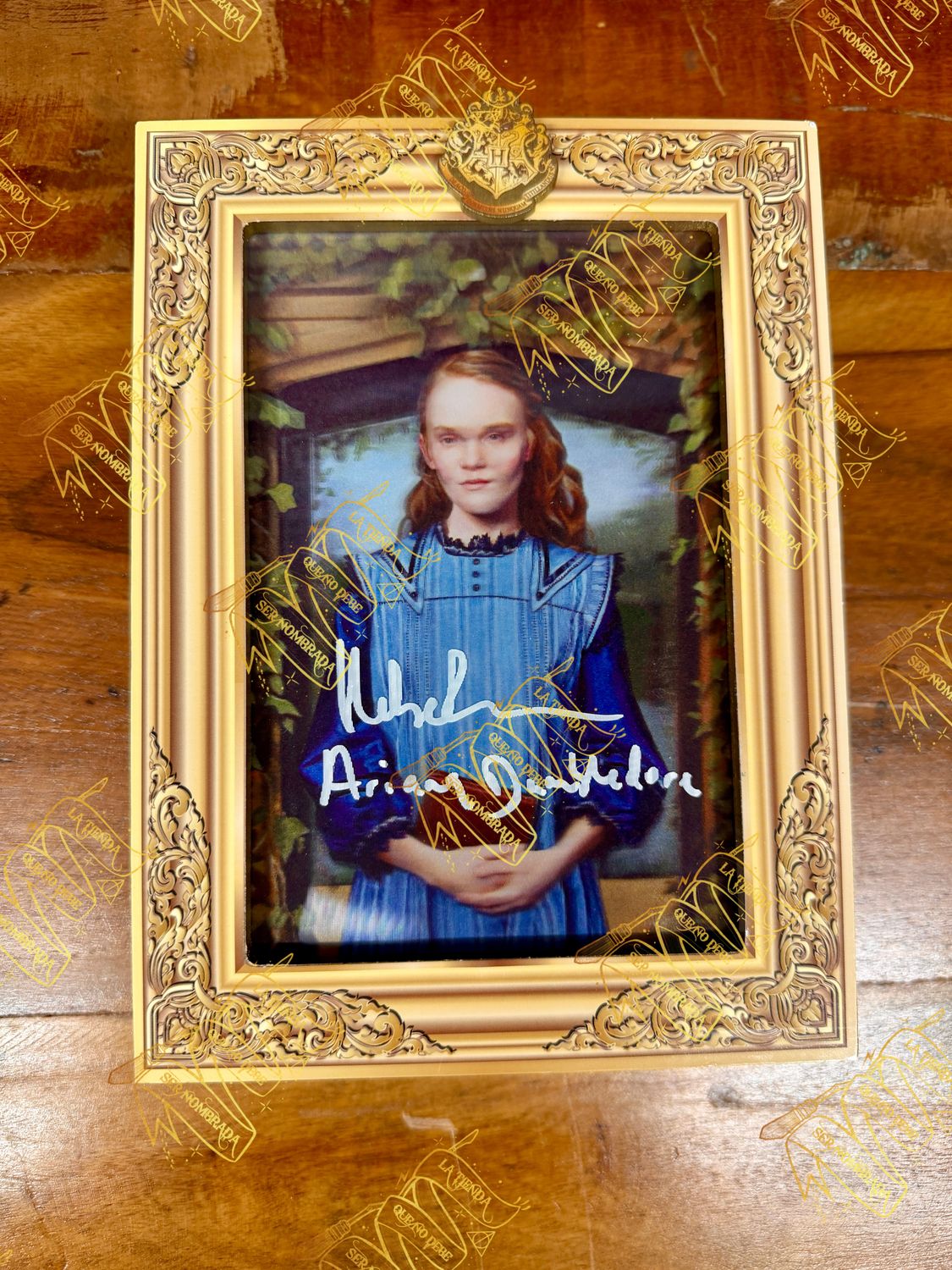 REPLICA MARCO ARIANA FIRMADA POR ARIANA DUMBLEDORE (HEBE BEARDSALL)