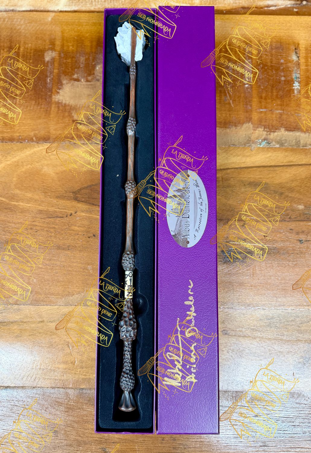 VARITA ALBUS DUMBLEDORE FIRMADA POR ARIANA DUMBLEDORE (HEBE BEARDSALL)