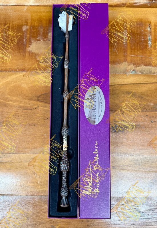 VARITA ALBUS DUMBLEDORE FIRMADA POR ARIANA DUMBLEDORE (HEBE BEARDSALL)