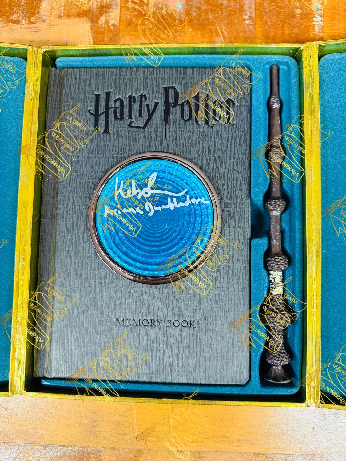 REPLICA PENSADERO ALBUS DUMBLEDORE FIRMADO POR ARIANA DUMBLEDORE (HEBE BEARDSALL)