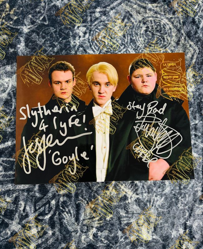 FOTOGRAFIA FIRMADA POR GREGORY GOYLE (JOSH HERDMAN) & VINCENT CRABBE (JAMIE WAYLETT)