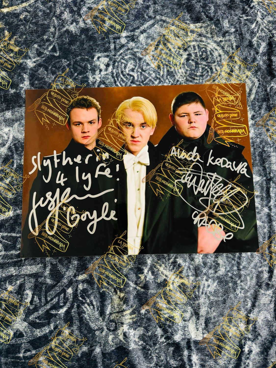 FOTOGRAFIA FIRMADA POR GREGORY GOYLE (JOSH HERDMAN) & VINCENT CRABBE (JAMIE WAYLETT)