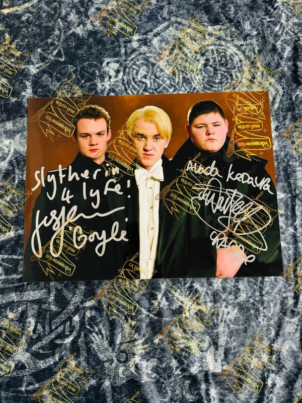FOTOGRAFIA FIRMADA POR GREGORY GOYLE (JOSH HERDMAN) & VINCENT CRABBE (JAMIE WAYLETT)