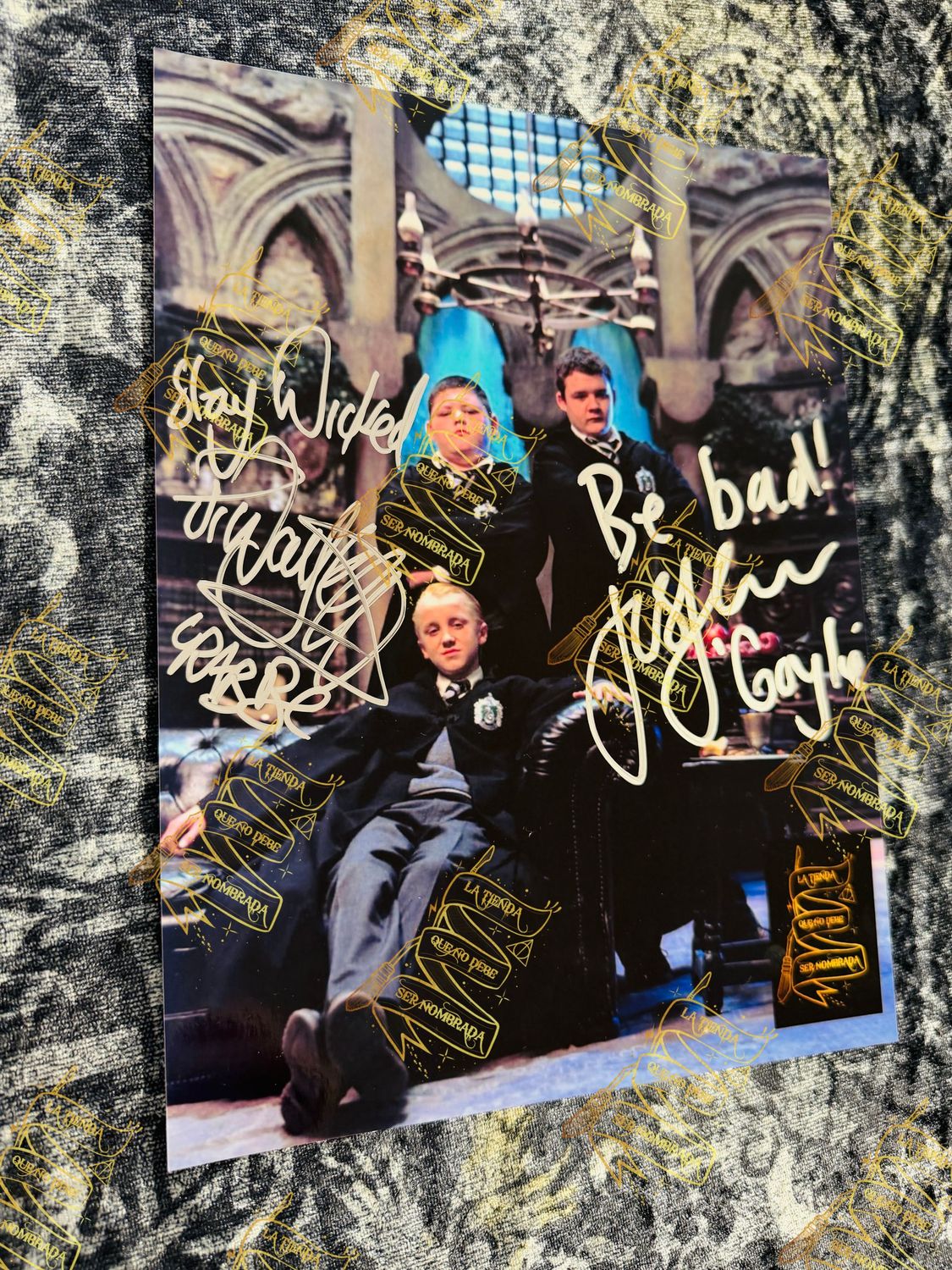 FOTOGRAFIA FIRMADA POR GREGORY GOYLE (JOSH HERDMAN) & VINCENT CRABBE (JAMIE WAYLETT)
