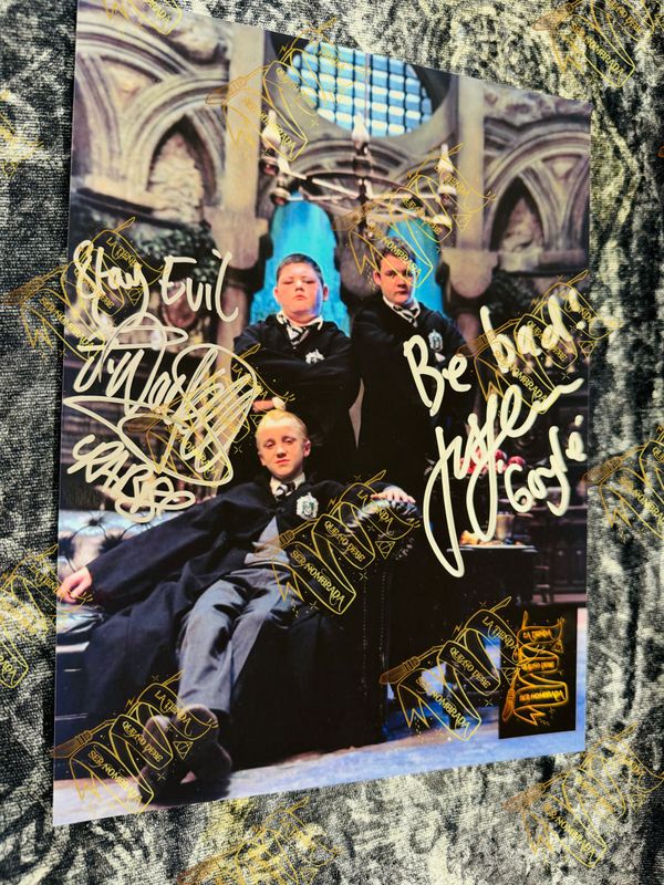 FOTOGRAFIA FIRMADA POR GREGORY GOYLE (JOSH HERDMAN) & VINCENT CRABBE (JAMIE WAYLETT)