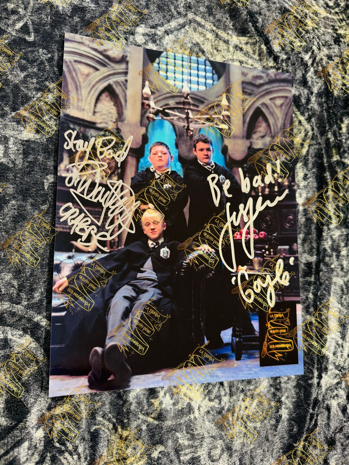 FOTOGRAFIA FIRMADA POR GREGORY GOYLE (JOSH HERDMAN) & VINCENT CRABBE (JAMIE WAYLETT)
