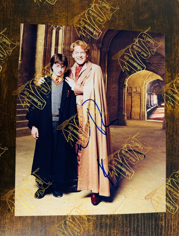 FOTOGRAFIA FIRMADA POR GILDEROY LOCKHART (KENNETH BRANAGH)