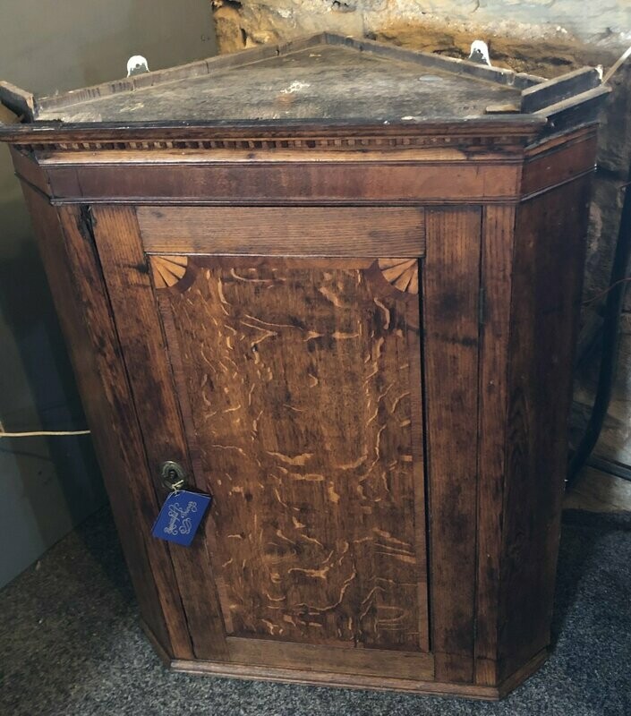 Georgian Corner Cabinet in Oak